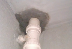 家里阳台顶上漏水是什么原因造成